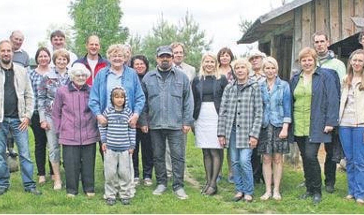 Lutsu küla rahvas koos riigikogu esimehe Ene Ergmaga. Foto: Jaan Konks