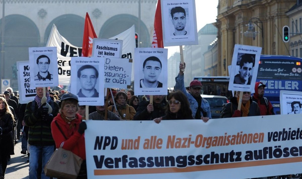 Neonatside vastane üritus eelmise aasta novembris Münchenis. Meeleavaldajad kannavad äärmuslaste poolt mõrvatud immigrantide fotosid.