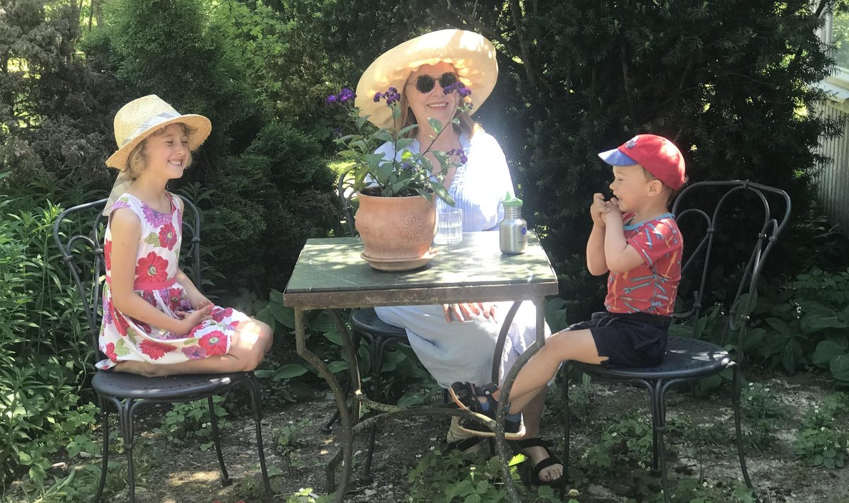 Epp Maria koos väikeste aednikega.