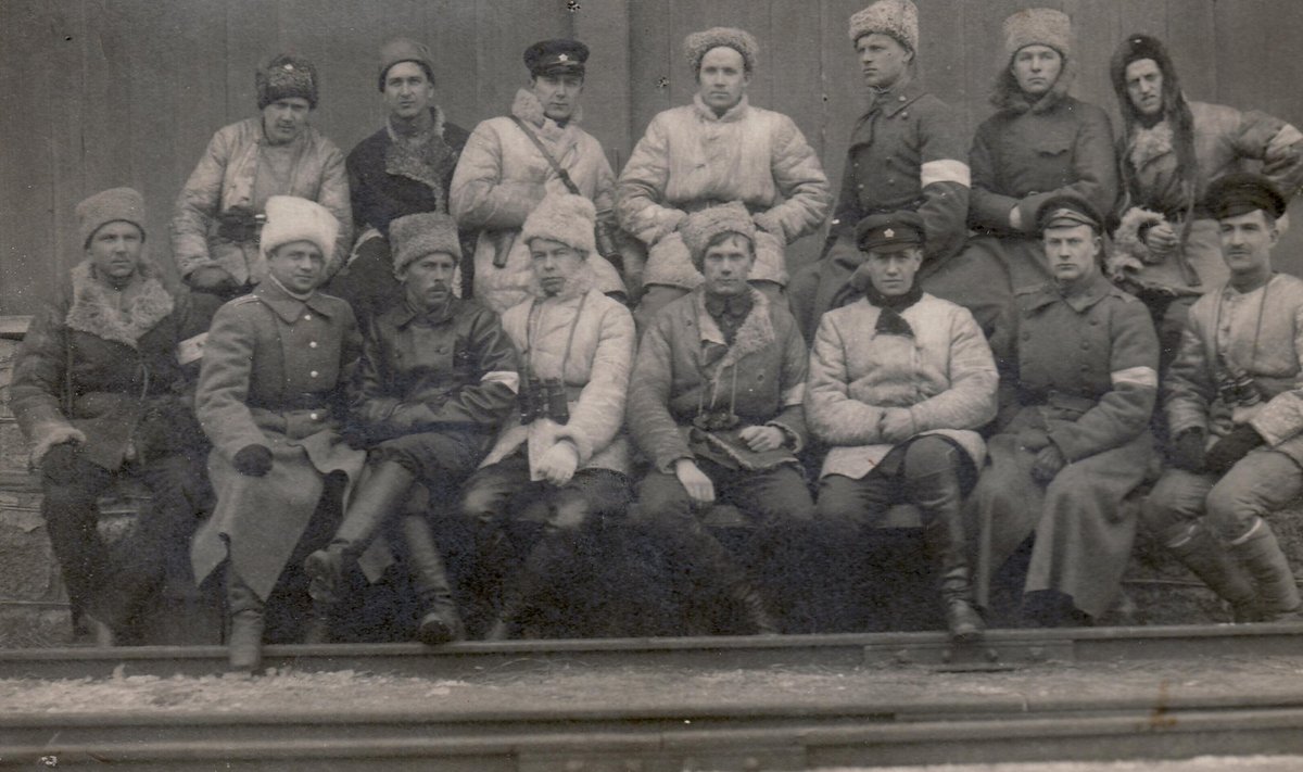 Laiarööpmelise soomusrongi nr 2 ohvitserid Elvas 20. jaanuaril 1919. aastal.Tagumises reas vasakult teine on Konstantin Lindemann, kes oli siis soomusrongi dessantkomandos rühmaülem.
