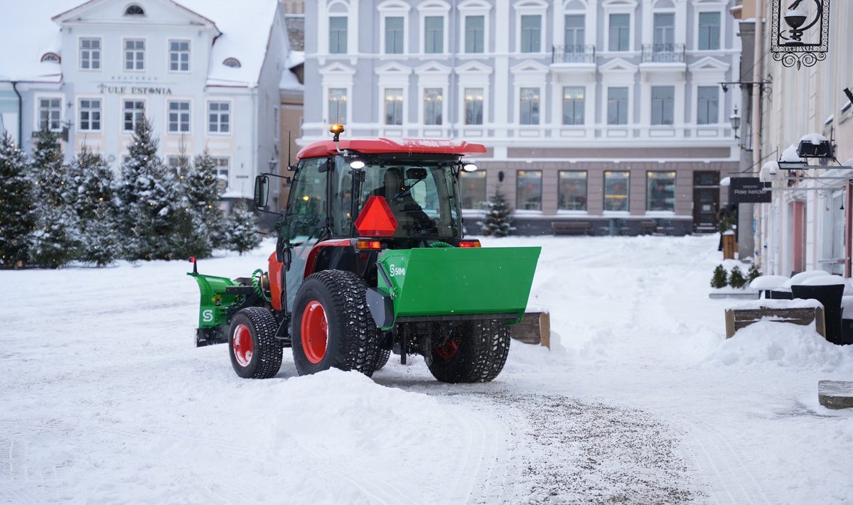 Kõnniteedel saavad lume koristamise ja libeduse tõrjumisega suurepäraselt hakkama väikesed laadurid, traktorid ja isegi ATV-d, mis on varustatud sobivas mõõdus sahkade ning graniitkillustiku- või liivapuisturitega.