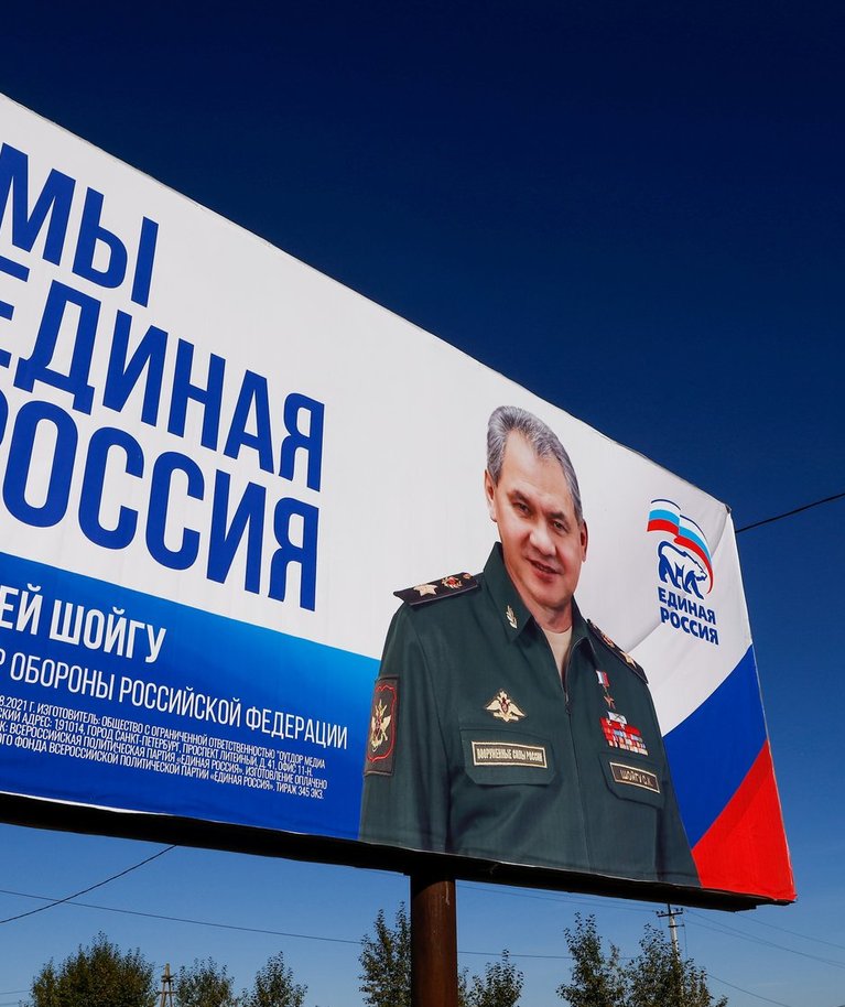 President Putin ei kuulu Ühtsesse Venemaasse. Partei põhistaarid on kaitseminister Sergei Šoigu (plakatil) ja välisminister Sergei Lavrov.