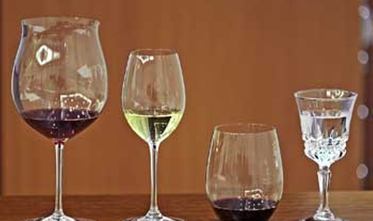 VEINIMUUSIKA VÕIMENDID: (vasakult) Käsitsi valmistatud Sommeliersi seeria Burgundia  Grand Cru klaas, Vinumi seeria Sauvignon Blanci klaas, Riedel "'O"' moodsale inimesele ja piknikule ning maitsetapjast böömipärane kristallanum, mida veini joomiseks pruukida ei maksa.  Vallo Kruuser