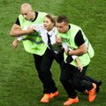 ВИДЕО: Допрос в полиции выбежавших на поле во время финала чемпионата мира по футболу членов Pussy Riot