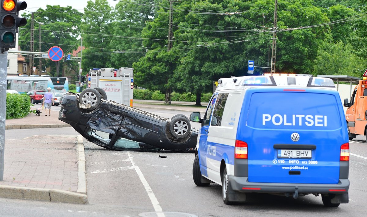 2013. aasta 24. juunil põrkasid Tallinna kesklinnas kokku kolm autot, millest üks maandus katusel. Kaks inimest sai viga
