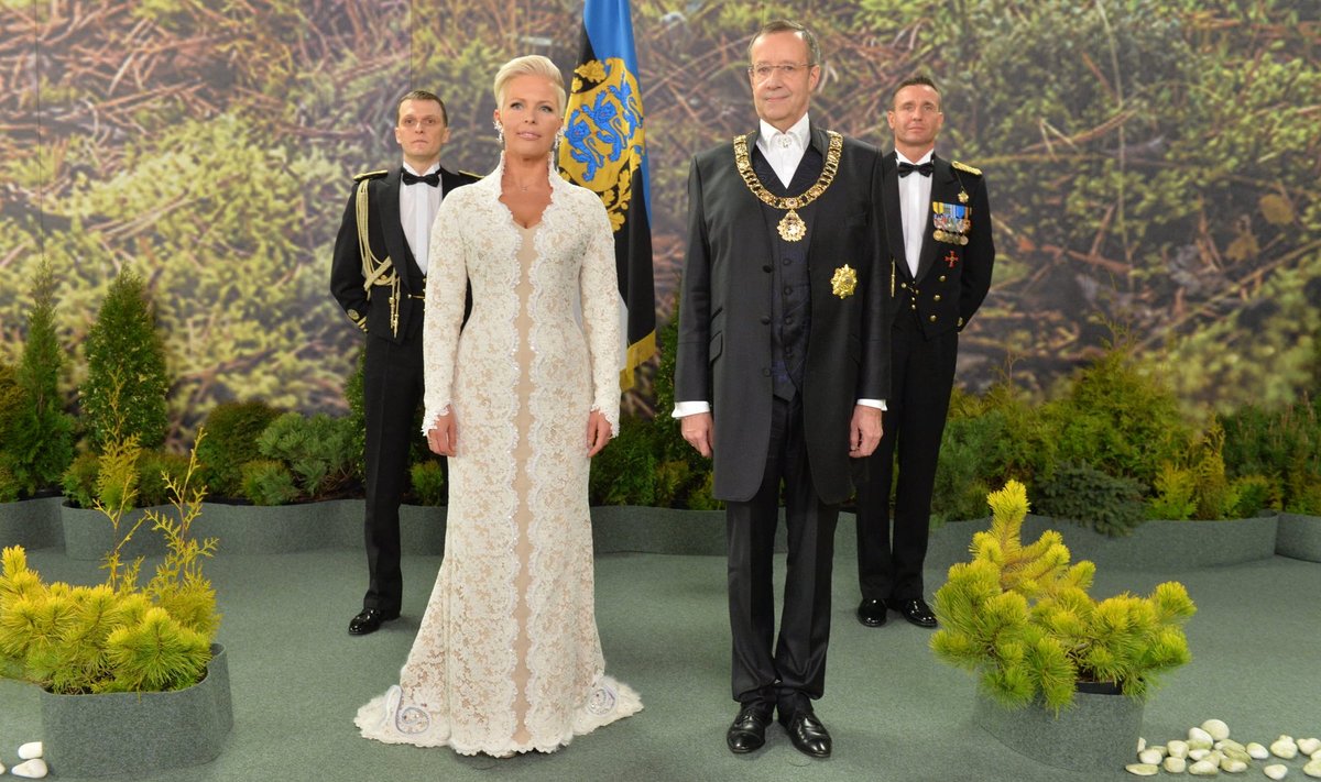 President Toomas Hendrik Ilves ja Evelin Ilves 2015. aastal vabariigi aastapäeva vastuvõtu kätlemistseremoonial, mis jäi neil koos viimaseks.