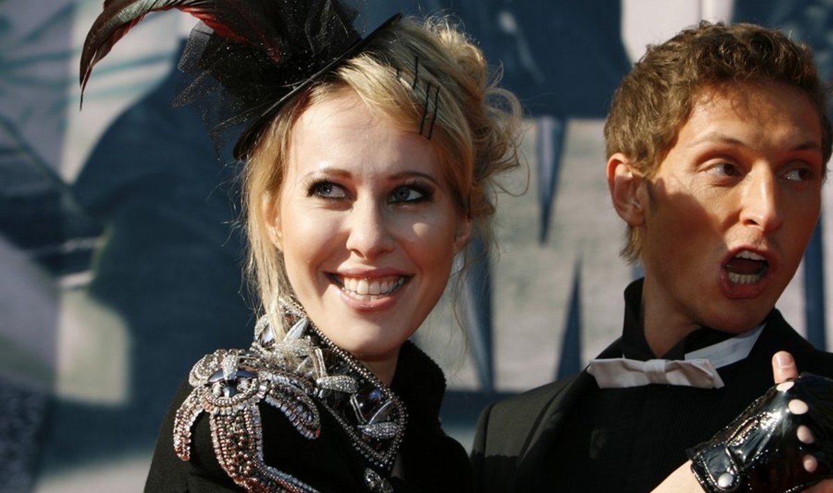 TV personalities Kseniya Sobchak (L) and Pavel Volya arrive for the MTV Russia Movie Awards in Barvikha outside Moscow April 23, 2009.  REUTERS/Thomas Peter (RUSSIA ENTERTAINMENT)