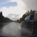 VIDEO: Suure pikapi juht möödub vihmasajus piirkiirusega sõitvast autost paremalt poolt
