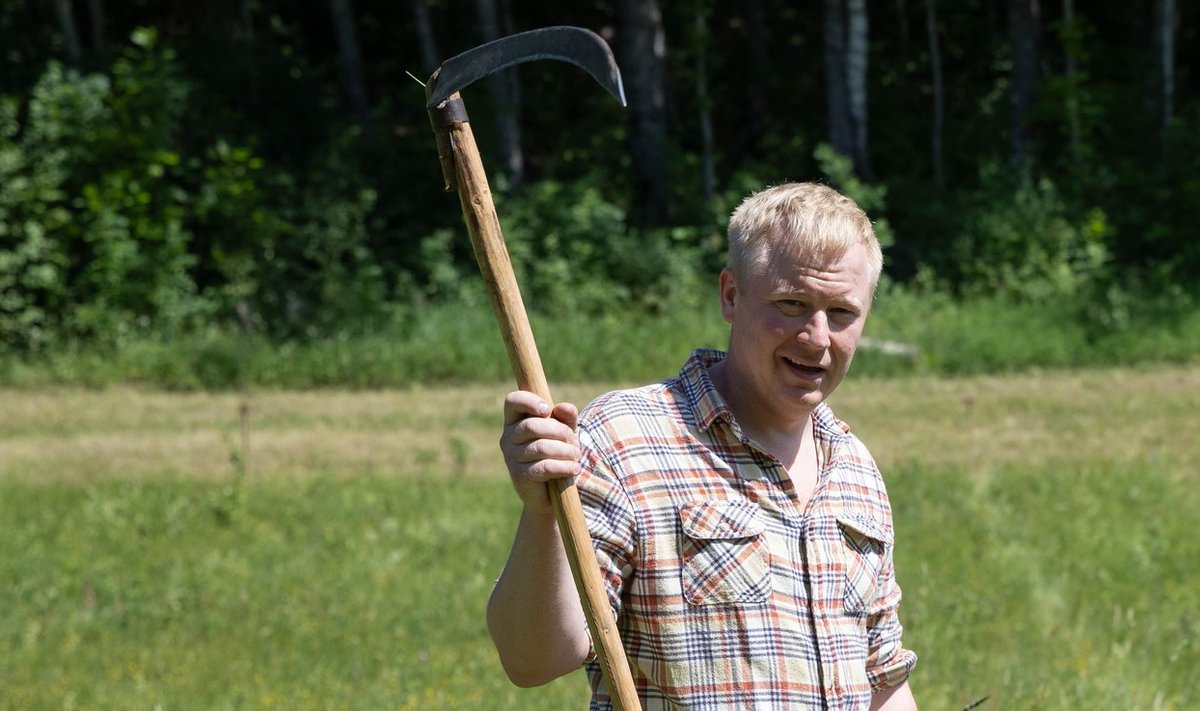 Rahandusminister Mart Võrklaev niitmisvõistlusel Plaani külas.