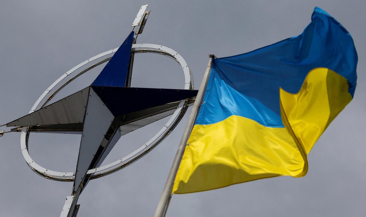 Украинский флаг рядом с эмблемой НАТО.