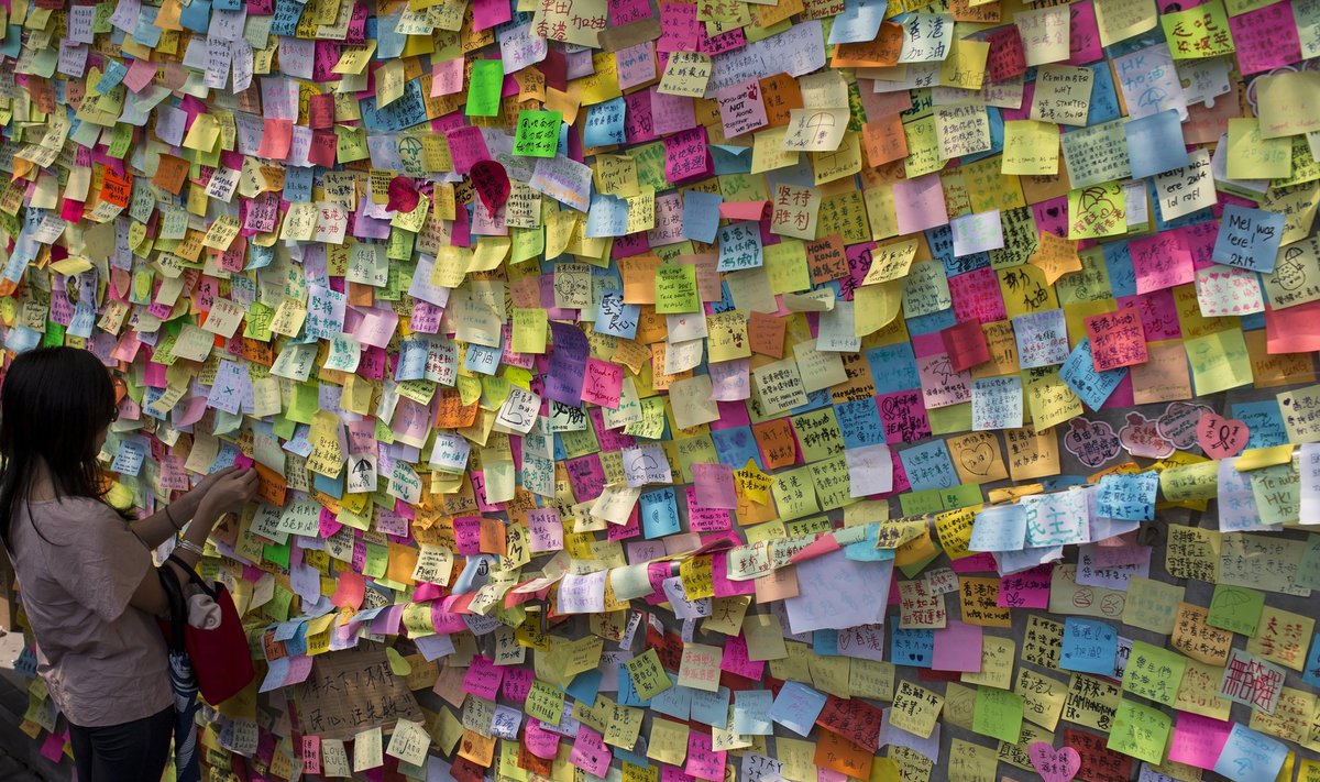 Muutuste soovi peegeldavad tuhanded nn Lennon Wallile jäetavad sõnumid: „Kui mitte nüüd, siis millal? Kui mitte meie, siis kes?”