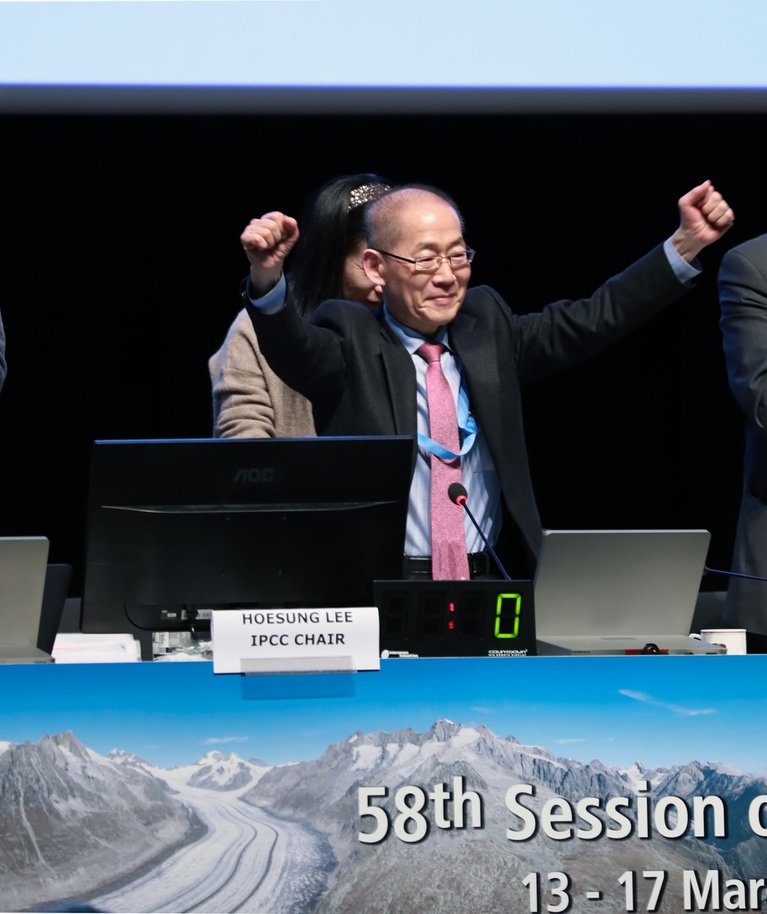 Vasakul teadlane Cristopher Trisos, keskel IPCC esimees Hoesung Lee, vasakul IPCC sekretär Abdalah Mokssit.