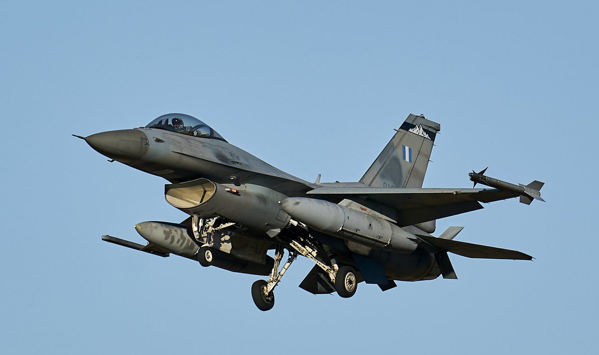 F-16 hävituslennuk. 