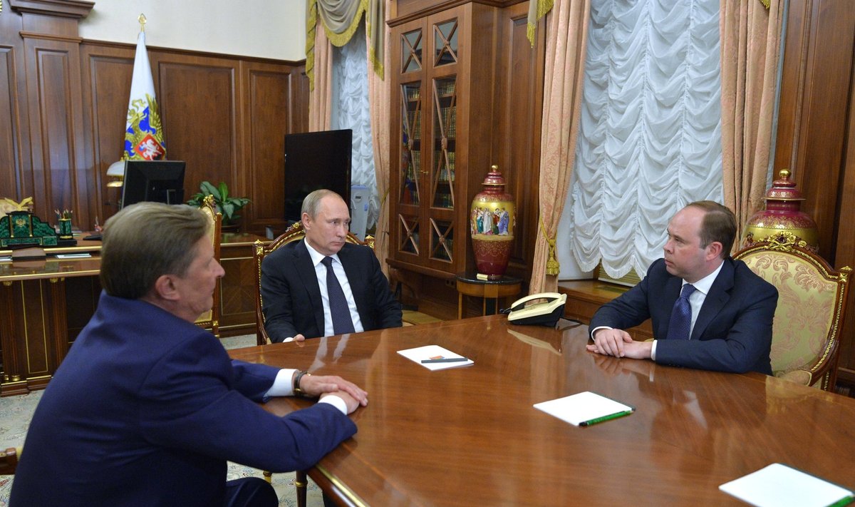Eilsele kohtumisele, kus president Vladimir Putin määras enda administratsiooni ülemaks Anton Vaino (paremal), oli kutsutud ka ametist taandatud Sergei Ivanov.
