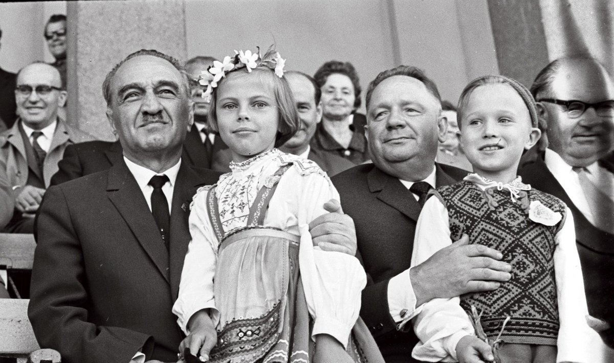 KUTSUS JUHI KÜLLA: Johannes Käbin võõrustas juunis 1955 Nikita Hruštšovi ja 1965 üldlaulupeol N Liidu Ülemnõukogu Presiidiumi esimeest Anastass Mikojani (vasakul).