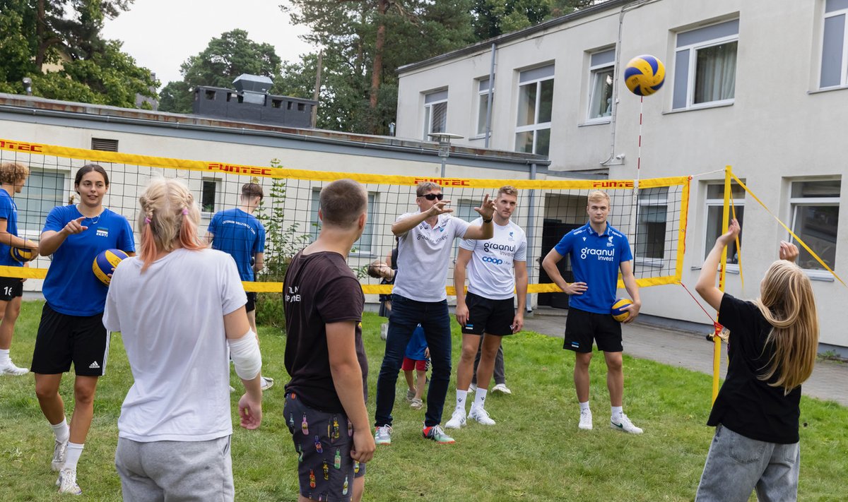 Eesti võrkpalli meeste-, naiste- ja noortekoondiste mängijad külastasid Tallinna Lastekodu suvist spordipäeva.