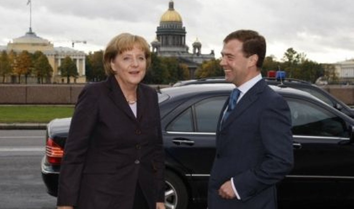 Kantsler Angela Merkel ja president Dmitri Medvedev Peterburi foorumil