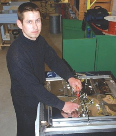 Sankt Peterburgi haridusega tehnikainsener Alexandre Khorupounov seab paika köögiseadmete elektroonilise osa. Ja unistab inseneri ametist tehases.