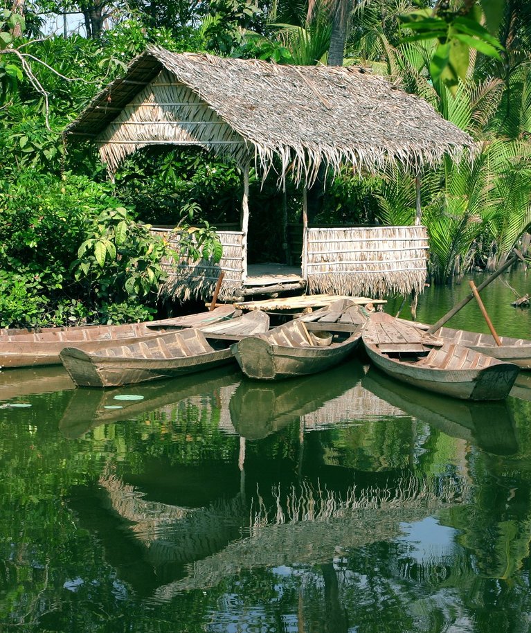 Selliselt saab ka täiesti vabalt elada ja olla, pildil bambusonnike veekogu ääres Vietnamis