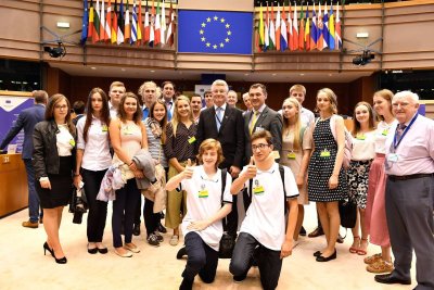 Euroopa Parlamendis kohtusid seitsmest Euroopa riigist tulnud keskkoolide võistluse võitjad Regioonide Komitee juhtkonnaga.