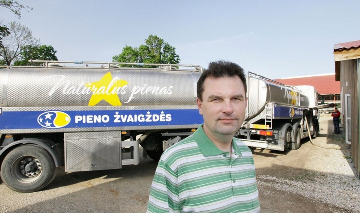 Soone Farmi juht Andres Tamm annab Leedu autojuhile iga päev üle 6 tonni piima.