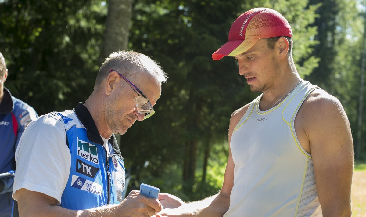 Mati Alaver kontrollib treeningul Aleksei Poltaranini näite, taamal paistab arst Tarvo Kiudma. On aasta 2014.