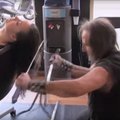 EKSTREEMNE: Hispaania juuksur kasutab juukseid lõigates leeklampe ja samuraimõõku