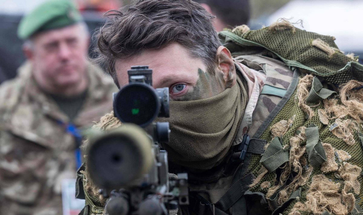 LIITLASED: Briti sõdur vaatab snaipripüssi sihikusse, NATO DRAGON-24 õppused.