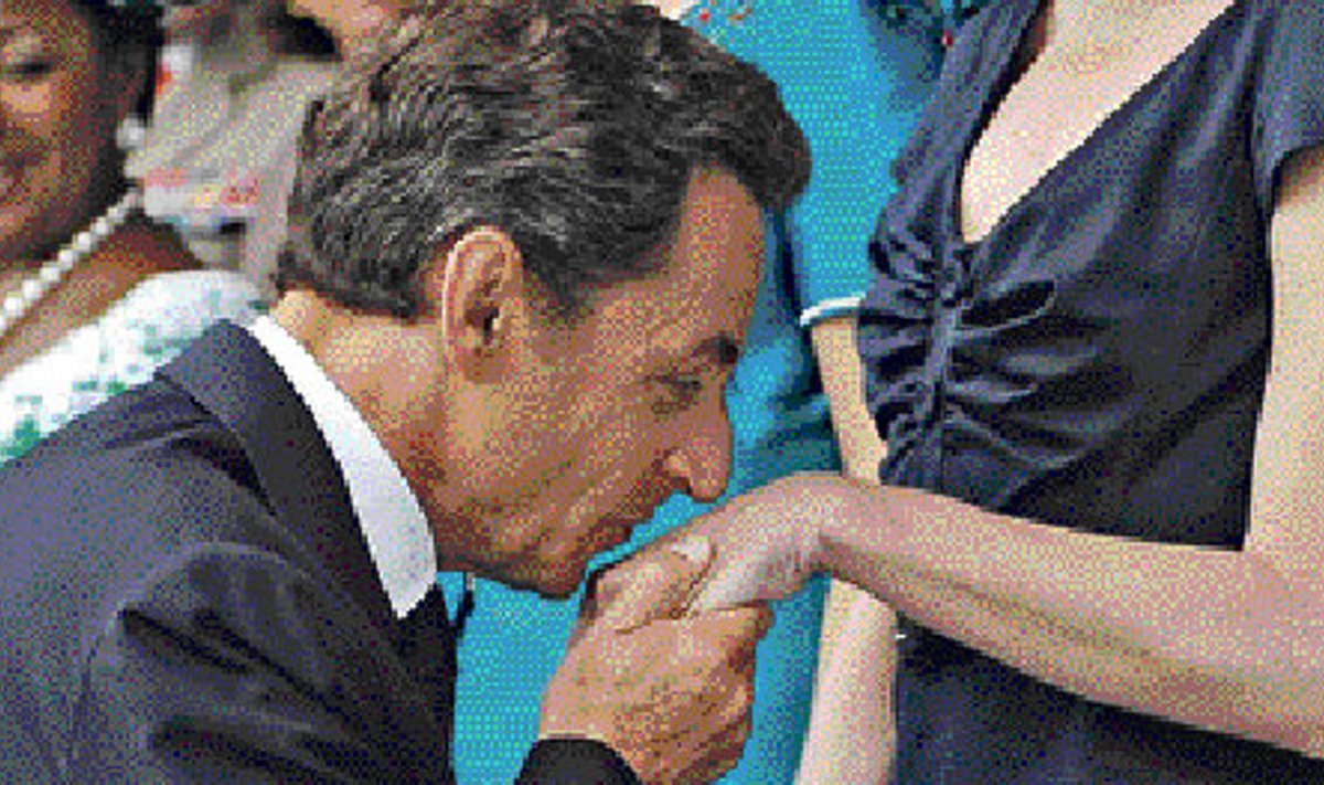 Nicolas Sarkozy tervitab abikaasa Carla Bruni-Sarkozyd Bastille’ päeva paraadil.