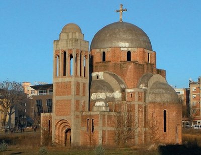 Õigeusu kirik jäi sõja ajal pooleli, sõda sundis enamiku Kosovo serblastest põgenema ning nõnda on neid siin vaid kümnendik kunagisest. Sellel kirikul on isegi hästi läinud. Prizrenis hävitasid muslimid 2004. aastal mitu ajaloolist kirikut, millest üks kuulus ka UNESCO maailmapärandi nimekirja.