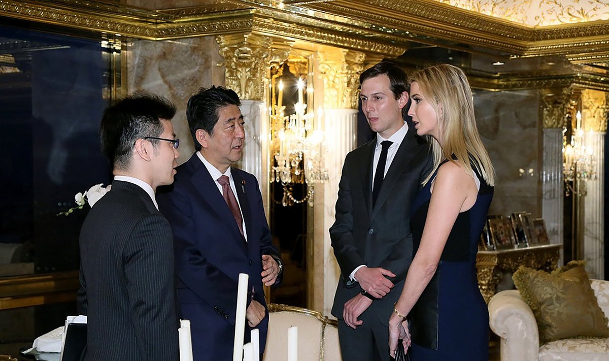 Jaapani peaminister Shinzo Abe vestleb Donald Trumpi väimehe Jared Kushneri ja tütre Ivanka Trumpiga. Väimehest peaks saama Trumpi nõunik, tütrest tema ettevõtte apoliitiline juht.