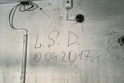 LSD: Ühel päeval astus Igor Umnovi naaber uksest välja ja kuulis krabistamist. Pööningutrepil istus Umnovi klient, kes süstis end reide. Teda ei huvitanud, et keegi teda näeb, tal oli doosi vaja. Seinale, süstija selja taha, oli kirjutatud LSD 10. 04. 201