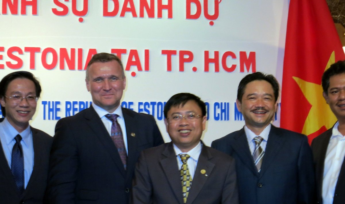 Eesti suursaadik Vietnamis, Toomas Lukk (vasakult teine), avas Eesti esimese aukonsulaadi Vietnamis asukohaga Hồ Chí Minhis. Eesti aukonsuliks on Do Van Muoi (keskel).