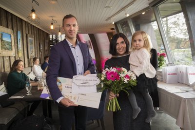 Tiitli “Moodne kodu 2018” võitja Liane Raave elukaaslase Janari ja tütar Demiga. Gardesti esindaja Marika Kurim andis neile üle 2000eurose kinkekaardi.
