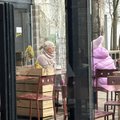 ФОТО | Ей не холодно! Эвелин Ильвес наслаждалась весенней погодой на террасе в одном из модных районов Таллинна