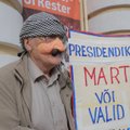 DELFI FOTOD: Mart Helme toetajad on suurte plakatitega Estonia juures meelt avaldamas