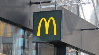 Soomes oma beebiga McDonald’sisse läinud naine pussitati sealsamas surnuks. Veretööga on seotud kolm inimest