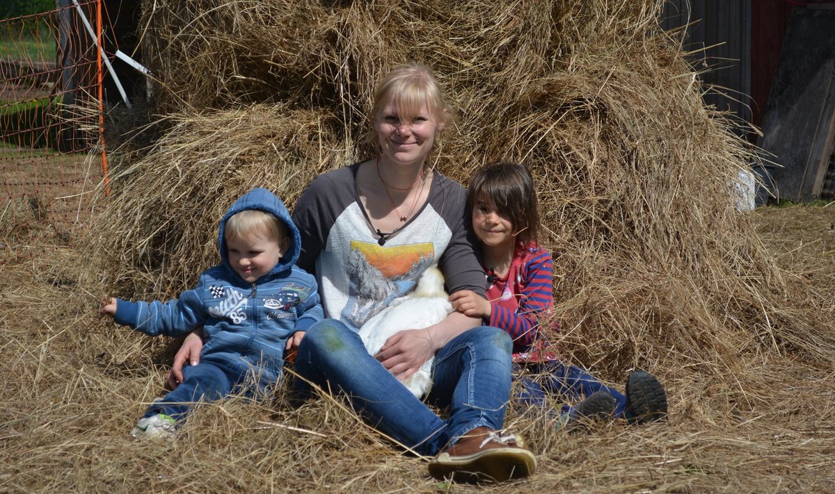 Heidi Hanso oma kahe lapsega Saaremaal Pajuvärava talus.