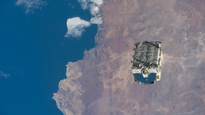 Vanad akud ISS-ist väljaheidetuna kuskil Tšiili kohal (foto: NASA)