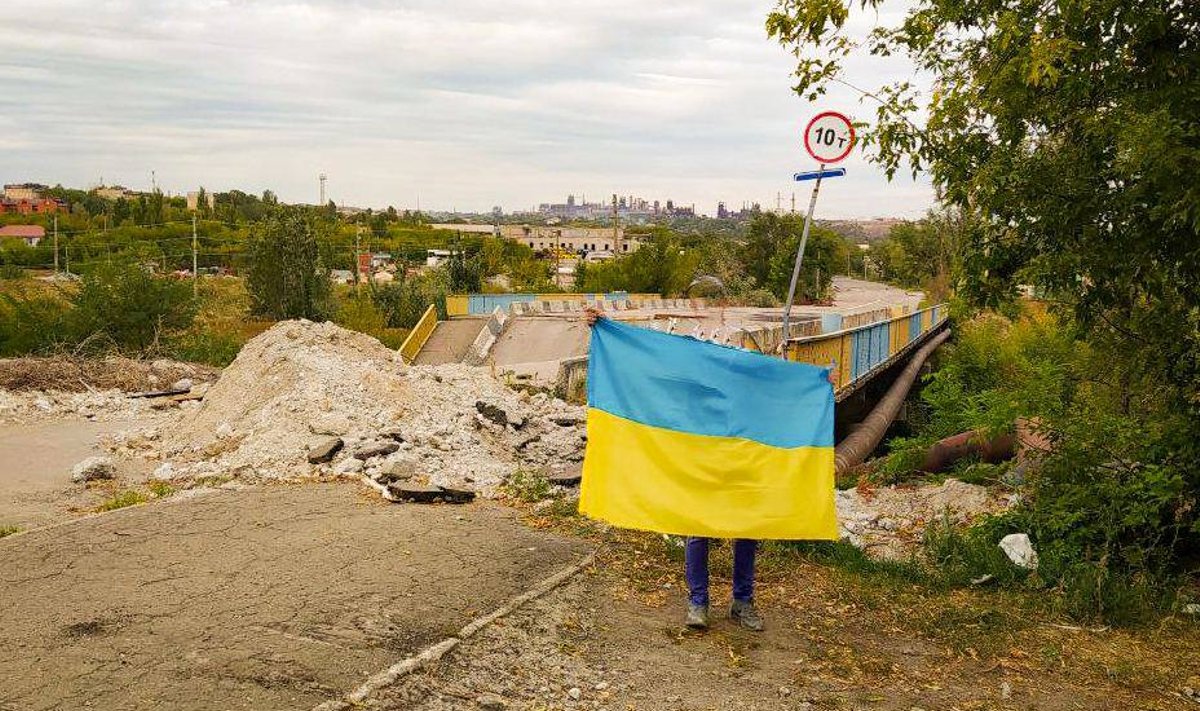 ÜKSKORD ME VÕIDAME NIIKUINII. Eesti Ekspressile intervjuu andnud Mariupoli mees poseeris paar päeva tagasi oma kodulinnas Ukraina lipuga, kuigi vahelejäämise korral lõppenuks see vangistamisega. 