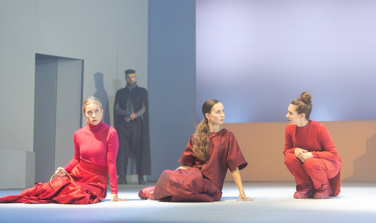 Andres Noormetsa „Lear“ esietendus 2. septembril Tallinna Linnateatris. Leari tütreid mängivad lavastuses Evelin Võigemast (Goneril), Ursula Ratasepp (Regan) ja Mari Jürjens (Cordelia).