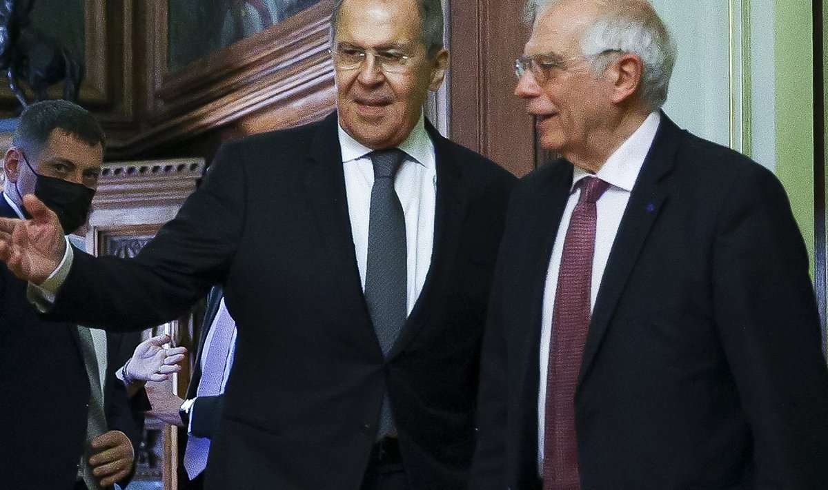 Josep Borrell (paremal) ei jätnud astumata peaaegu ühelegi rehale, mille Sergei Lavrov tema ette asetas.