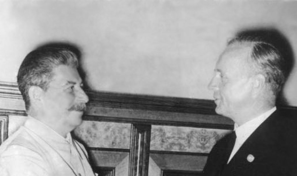 Stalin ja Ribbentrop 23. augustil 1939: seda käepigistust teame hästi. Stalin tahtis Hitleri pärast seda üle kavaldada, aga ei õnnetunud. 