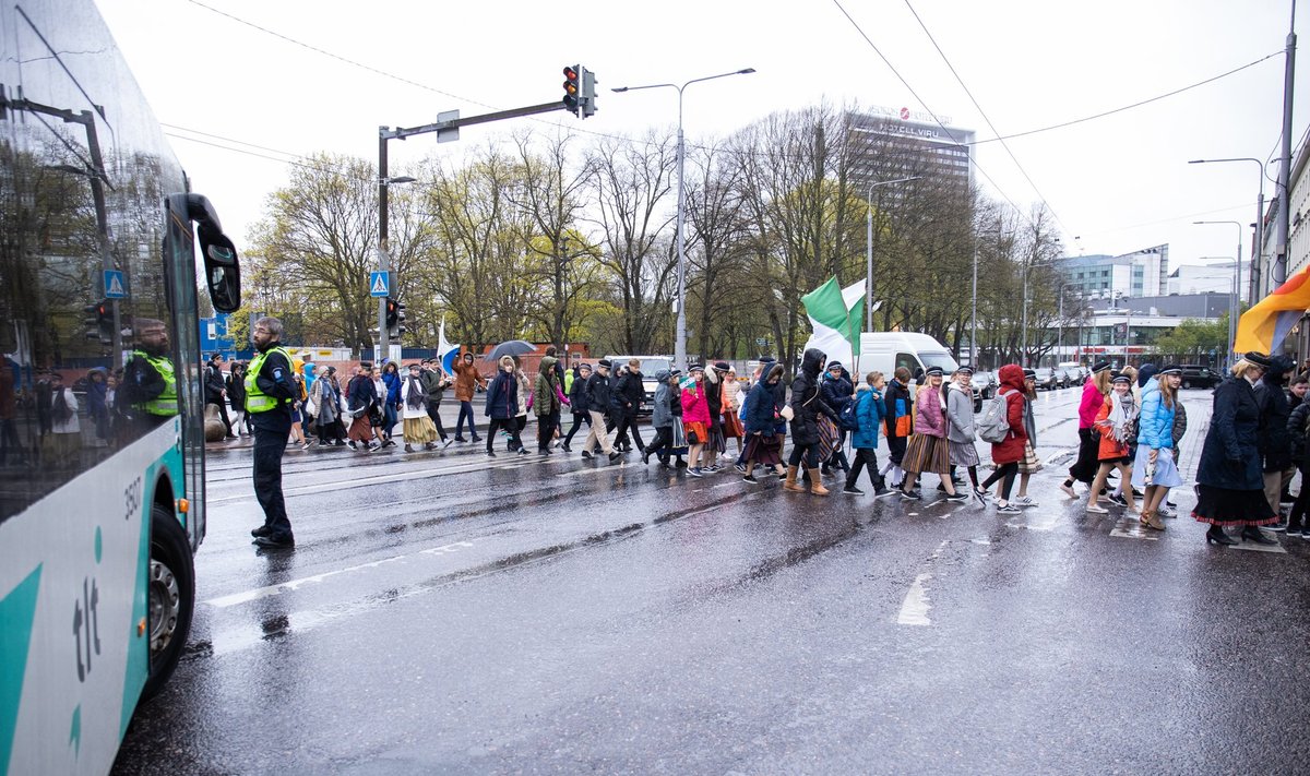 Reaalkool ja teised matkivad üldlaulupeo rongkäiku Reaalkooli eest Kalevi staadionile