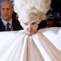 FOTO: Lady Gaga ostles leinarõivais