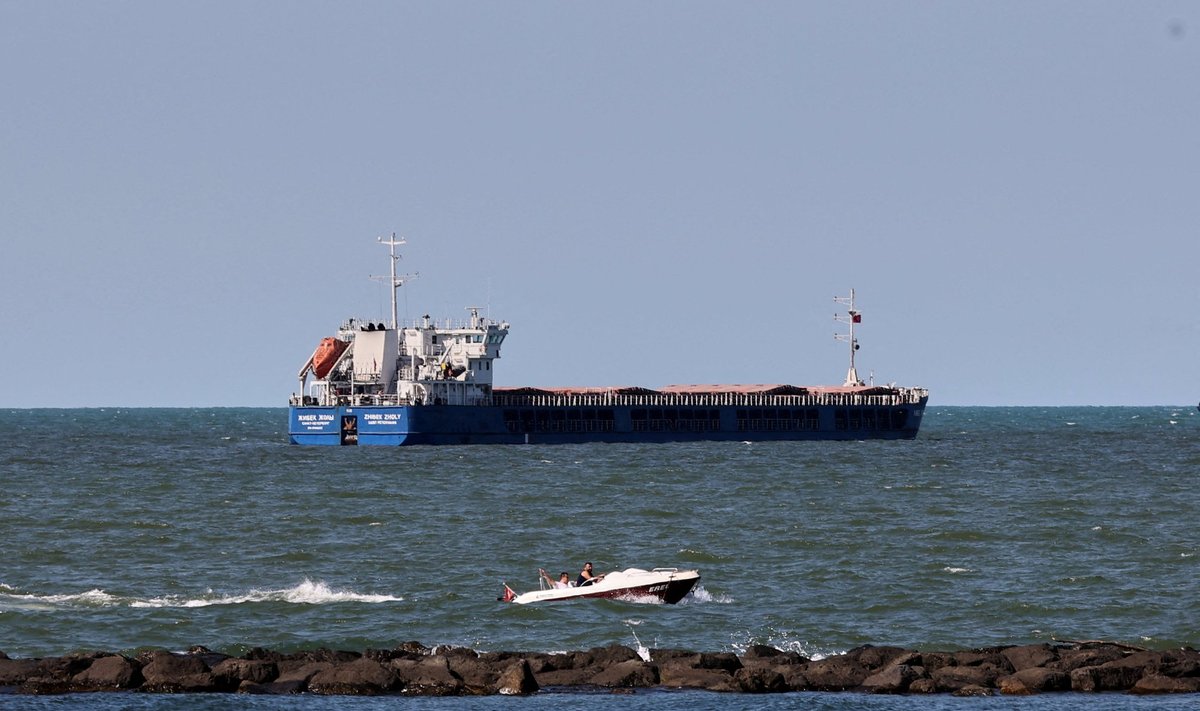 ROTTIDE VILJAVEDU: Venelaste kaubalaev Zhibek Zholy Musta mere ääres asuva Karasu sadama lähedal. Pole teada, kas vili kavatseti Türgis maha laadida.