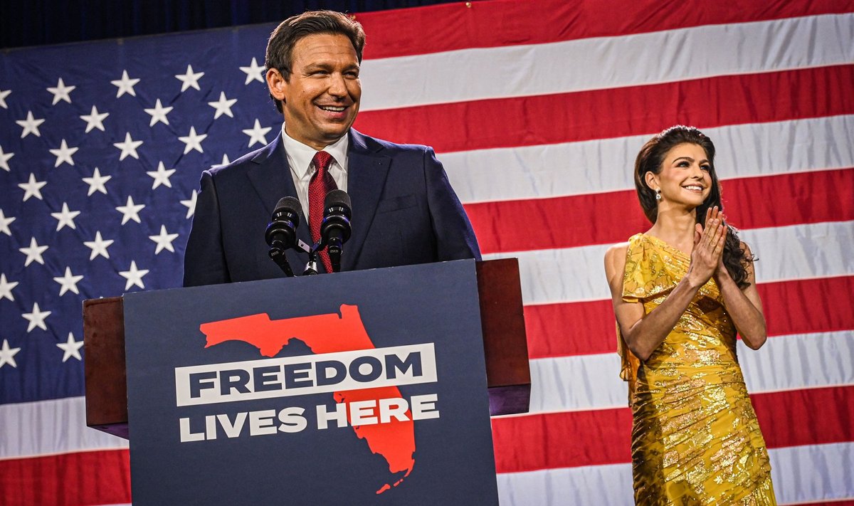 „Vabadus elab siin.“ Ron DeSantis ning tema abikaasa ja lähim nõunik Casey pärast viimast kubernerivalimiste võitu 