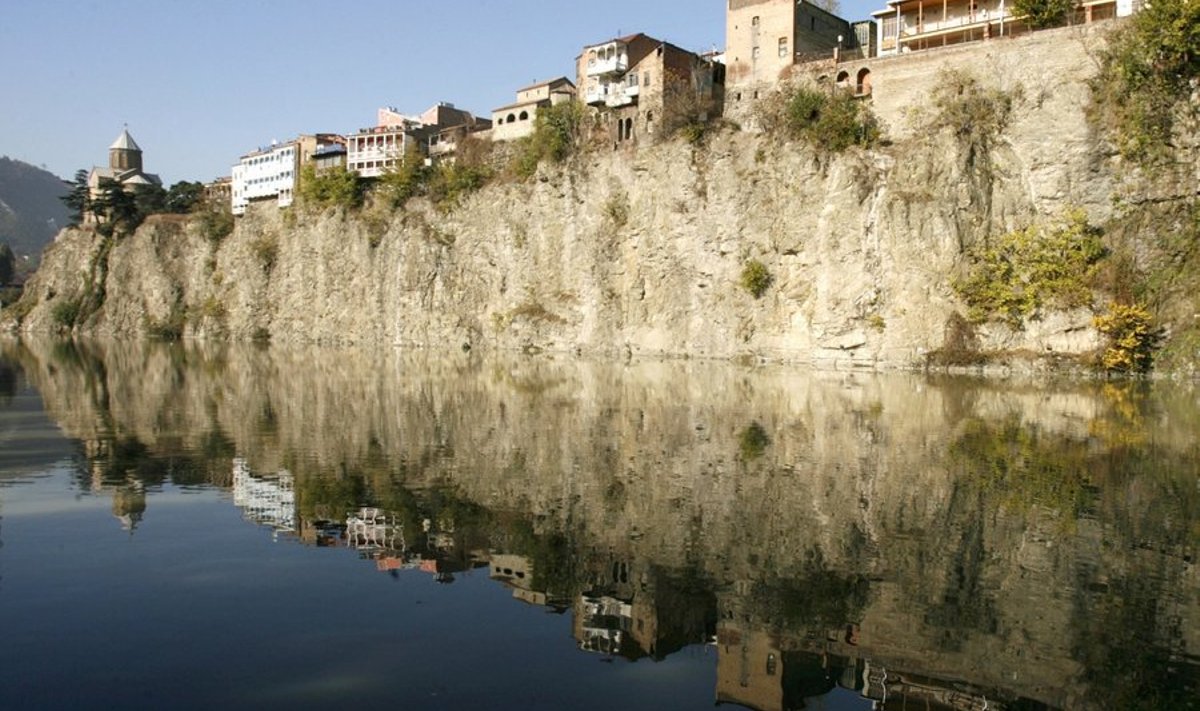 A view of the historical part of Georgia's capital Tbilisi along Mtkvari river November 15, 2007. REUTERS/David Mdzinarishvili (GEORGIA)