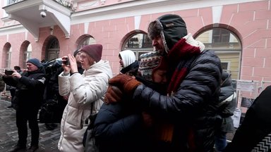 ВИДЕО | Участники митинга у посольства РФ: Мы боялись этого дня. Навального больше нет