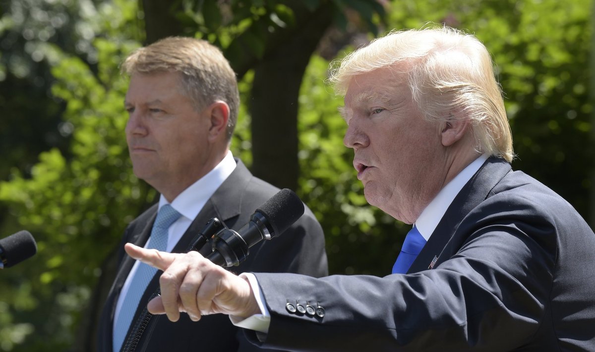 Jah, Donald Trump järgiks NATO 5. artiklit. Olulise sõnumi otsustas ta poetada Rumeenia presidendi Klaus Iohannise (vasakul) visiidi ajal.